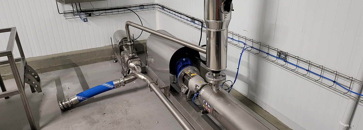 Tuyauteries et pompe en inox dans un local technique