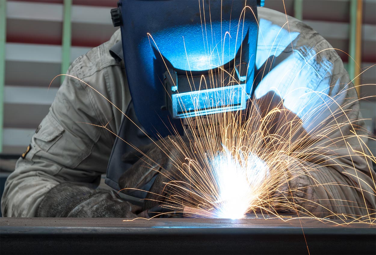 Soudeur au travail, gerbe d'étincelles